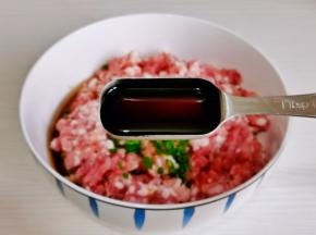 加入味极鲜酱油。