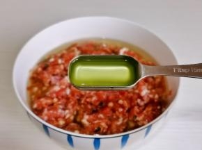 加入葱姜水，顺时针搅拌均匀。