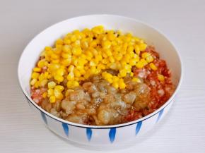 加入熟玉米粒，腌制好的虾仁搅匀。