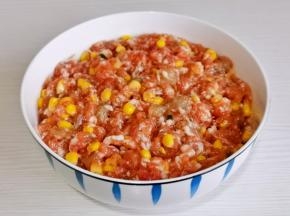 顺时针搅拌均匀，这样饺子馅就拌好啦！