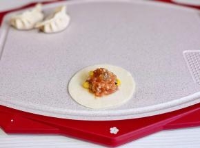 取一张饺子皮，放上馅料，我个人喜欢包起来即可。