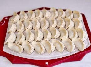 依次包好，一顿吃不完可以速冻。