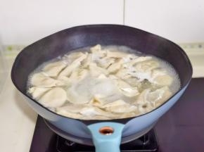 锅中水烧开下饺子，煮熟捞出。
