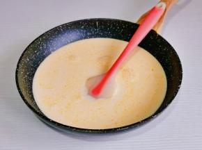 搅拌均匀至无干粉状态，可以过一遍细筛，这样口感更丝滑。