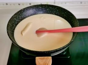 全程小火，一边用铲子不停搅拌。
