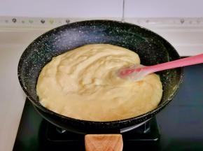 液体逐渐变得浓稠，一定要不停的搅拌避免糊锅。