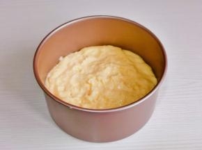 将奶糊倒入锅底不沾模具中，表面抹平，盖上盖子入冰箱冷藏2小时以上。