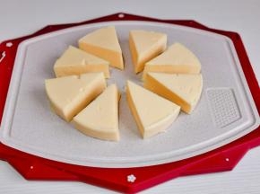 取出冷藏好的牛奶，倒扣在砧板上，切成八等份。