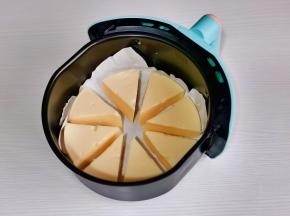 烤空气炸锅中垫油纸摆入牛奶。