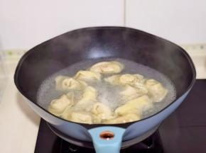 锅中水烧开，下大馄饨，大火煮熟捞出。
