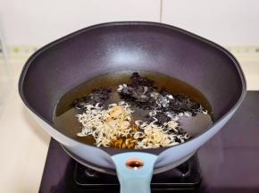 锅中加水，加紫菜虾皮，生抽，盐。