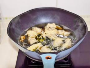 加入煮熟的大馄饨，再次烧开，滴入芝麻油关火。