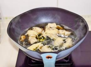 加入煮熟的大馄饨，再次烧开，滴入芝麻油关火。