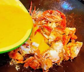 将蛋液倒入煎好的螃蟹锅中