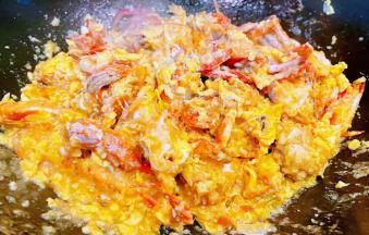 炒至鸡蛋和螃蟹完全融合在一起入味即可出锅享用