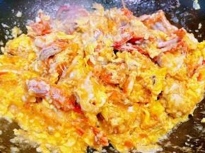 炒至鸡蛋和螃蟹完全融合在一起入味即可出锅享用