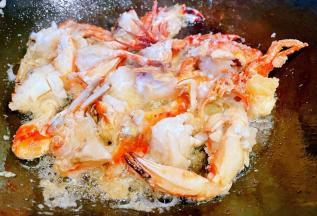 煎好的螃蟹瞬间满屋飘香超级诱人好想现在就吃哦