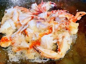 煎好的螃蟹瞬间满屋飘香超级诱人好想现在就吃哦