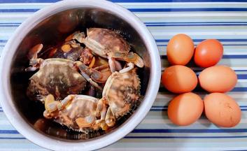 准备原材料螃蟹和鸡蛋