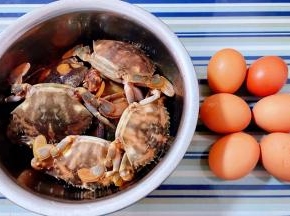 准备原材料螃蟹和鸡蛋