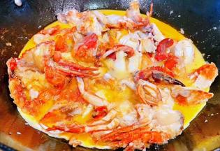 中火煎制蛋液不易粘锅口感更佳