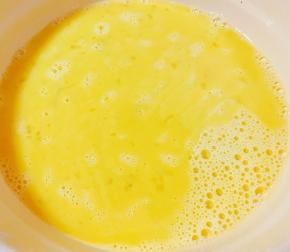 鸡蛋打入原汁原味的蟹汤中打散搅拌均匀