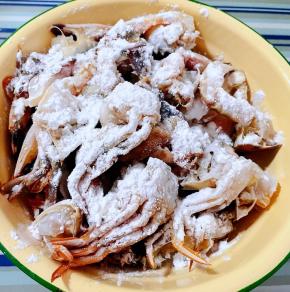 螃蟹块均匀的裹上干淀粉