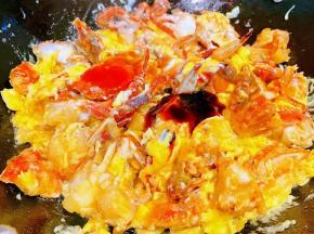 鸡蛋定型后放入调味料蚝油、一品鲜酱油、鸡汁轻轻翻炒