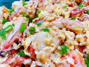 鲜美可口的螃蟹炒蛋装入盘中撒上香葱就大功告成了