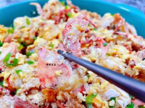 螃蟹入口鲜美无比混搭鸡蛋的香浓让人唇齿留香回味无穷