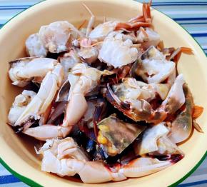 螃蟹剁成大小均匀的块状蟹腿用刀轻轻拍散但不要断这样易入味放入调味料料酒、盐、糖煨制十分钟