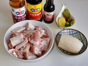 准备食材，排骨洗净。
