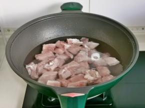 排骨冷水下锅焯水，让开煮2分钟捞出温水冲洗干净。
