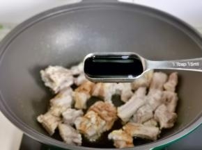 加入味极鲜酱油。