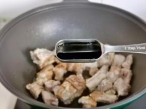 加入红烧酱油。