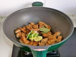 加入葱姜，八角桂皮香叶。