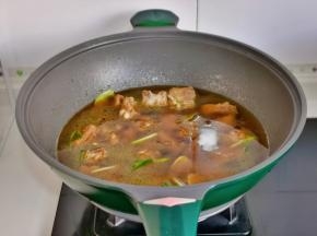 加入水，没过食材为佳，大火烧开将排骨炖烂。