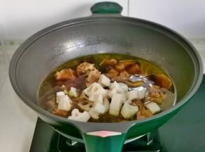 加入切好的藕丁，按个人口味加入盐，藕煮至断生。