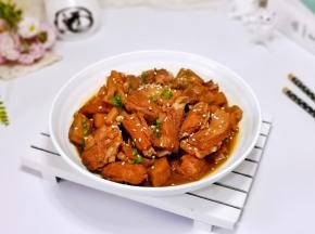 盛出装盘撒芝麻葱花。