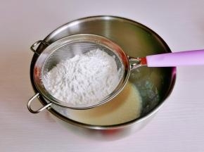 筛入低筋面粉，手动打蛋器Z字手法打至无干粉。