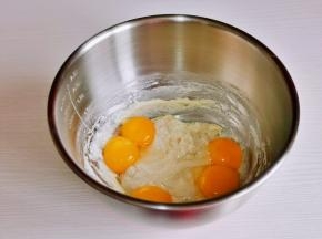加入蛋黄。
