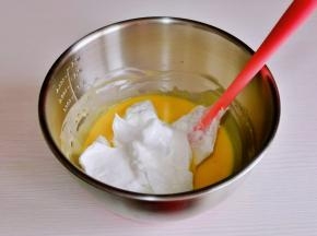 取三分之一的蛋白霜加入蛋黄糊中翻拌均匀。（这时将烤箱140度预热）