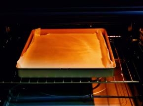 入烤箱中层，上管140度，下管135度烤38分钟。