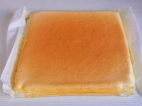 出炉后散热1分钟，再倒扣油纸上晾至余温，切掉四边。