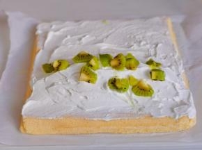 淡奶油加白砂糖打发，均匀涂抹在蛋糕上，再放上切好的猕猴桃。