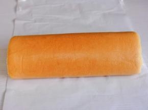 借助擀面杖卷起来，放入冰箱冷藏30分钟。