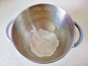 中筋面粉加细盐搅拌均匀。