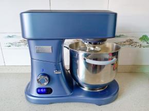 开启厨师机和面，和好的面盖保鲜膜醒发半小时，最好是三醒三揉。