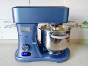 开启厨师机和面，和好的面盖保鲜膜醒发半小时，最好是三醒三揉。