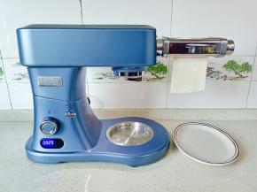 醒好的面团就不要再揉，【不然面团起筋就不好擀开】直接擀成长方形，放入压面机压成面片，可以反复多压几次。